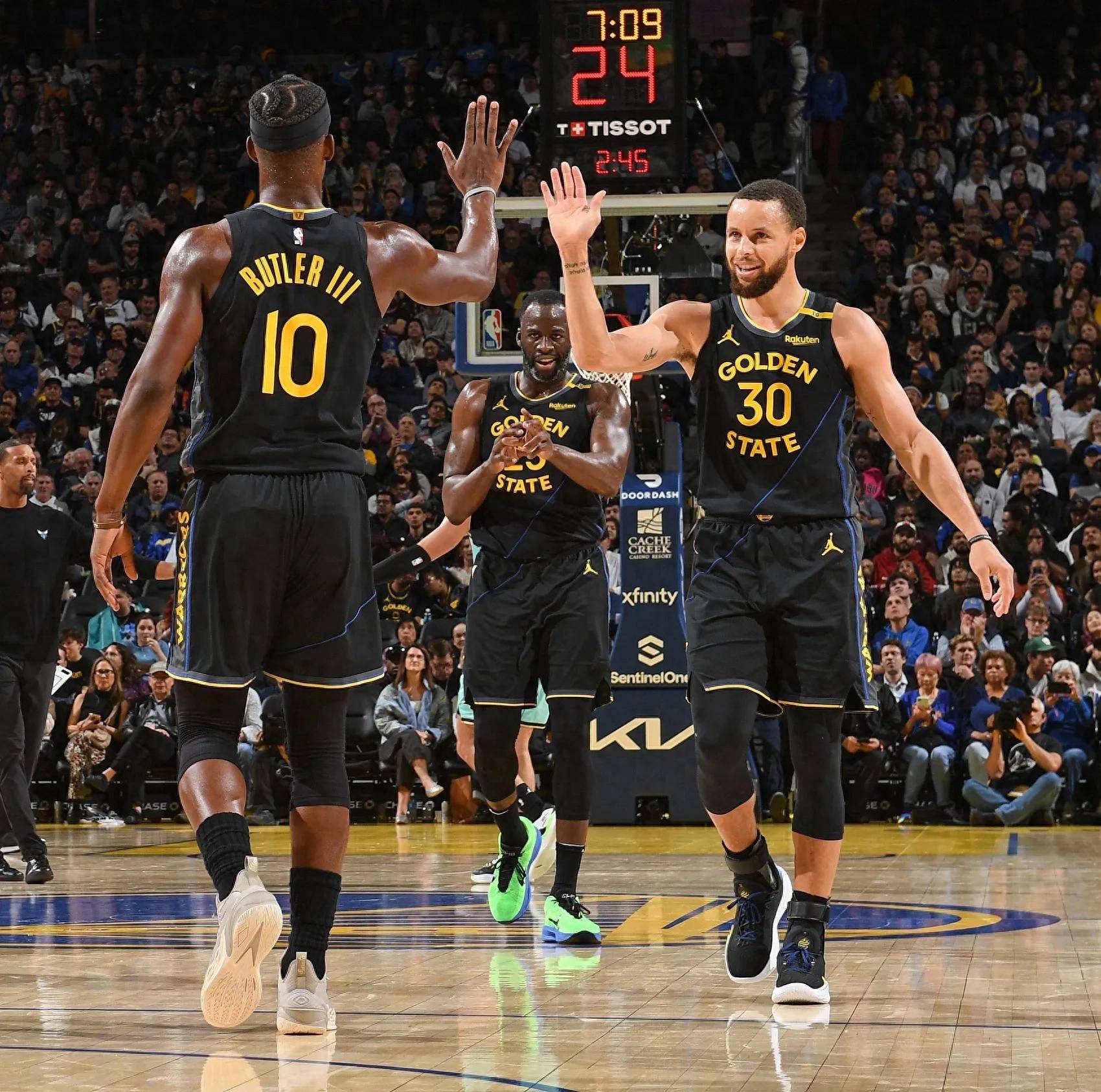 尼克斯击败雄鹿成功晋级，近7场两队对决尼克斯6胜1负（尼克斯力克雄鹿挺进下一轮，最近7次交锋6胜1负）