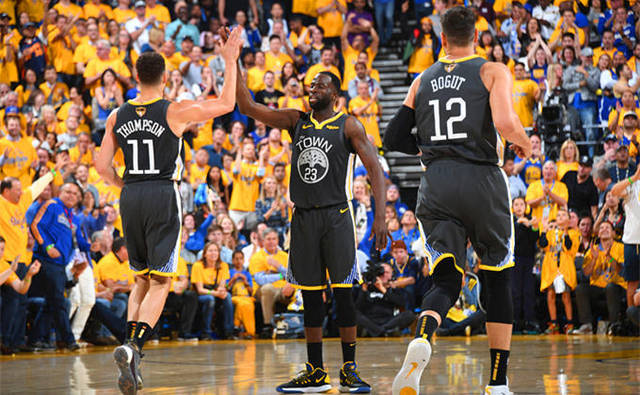 外线手感火热 比赛早早失去悬念（外线准星爆表，比赛提前定局）